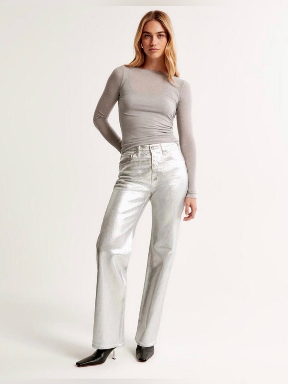 NWT Abercrombie & Fitch The 90s Relaxed High Rise Jean Metallic
Silver Size 27